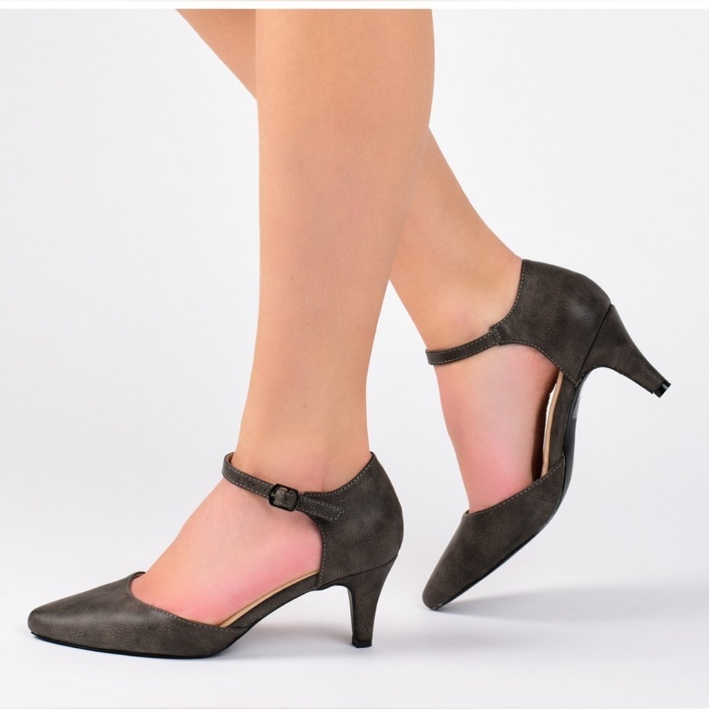 Journey Collection Women's Bettie Pump